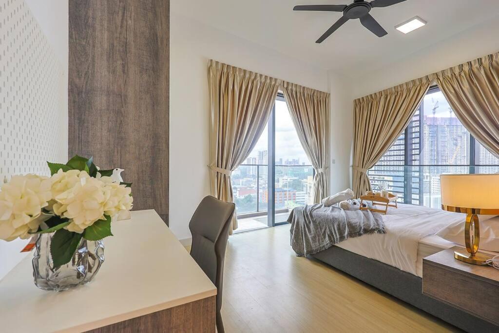 Pangsapuri Continew Trx Corner 2-br, 2 Balconies Views Kuala Lumpur